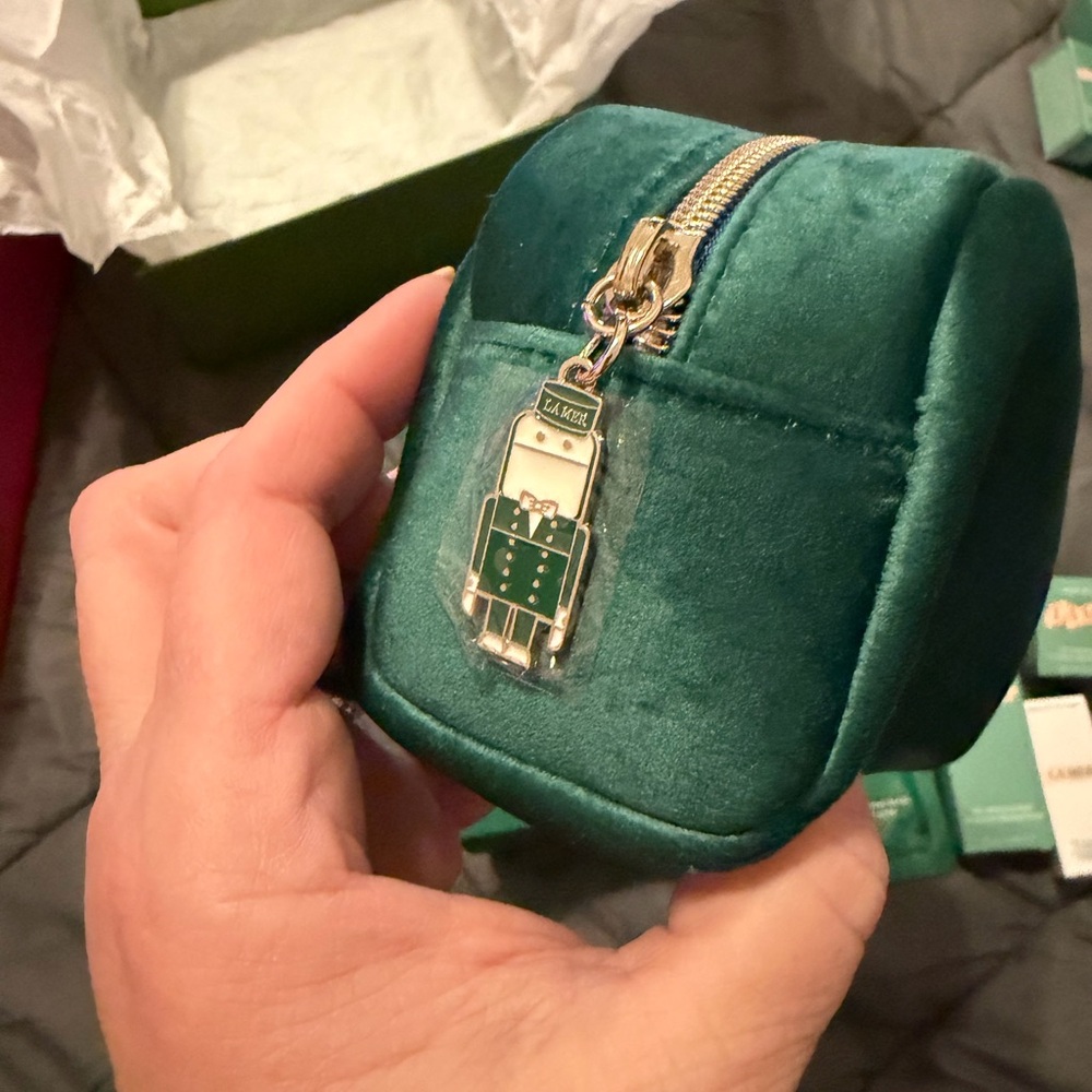 La Mer Skincare Set in Teal and Mint Green with Bonus Mini Makeup Bag - Picture 3 of 6